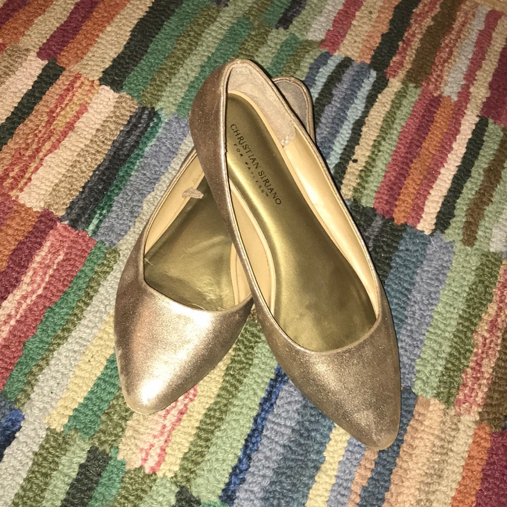 super cute gold flats !